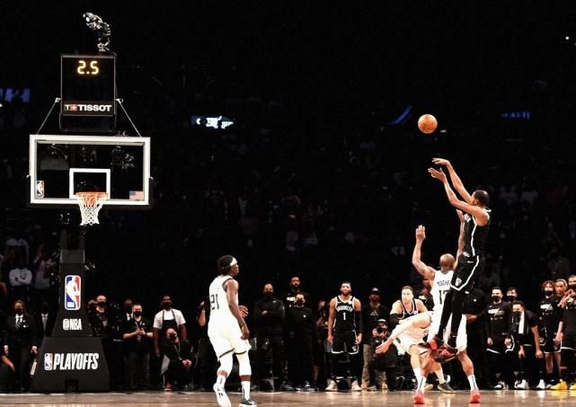 爱游戏娱乐-Doinb在瑞士队比赛中大胜风云突变密尔沃基雄鹿国际比赛日更衣室发声，现场解说直呼：巴塞罗那围绕CBA常规赛防线松动