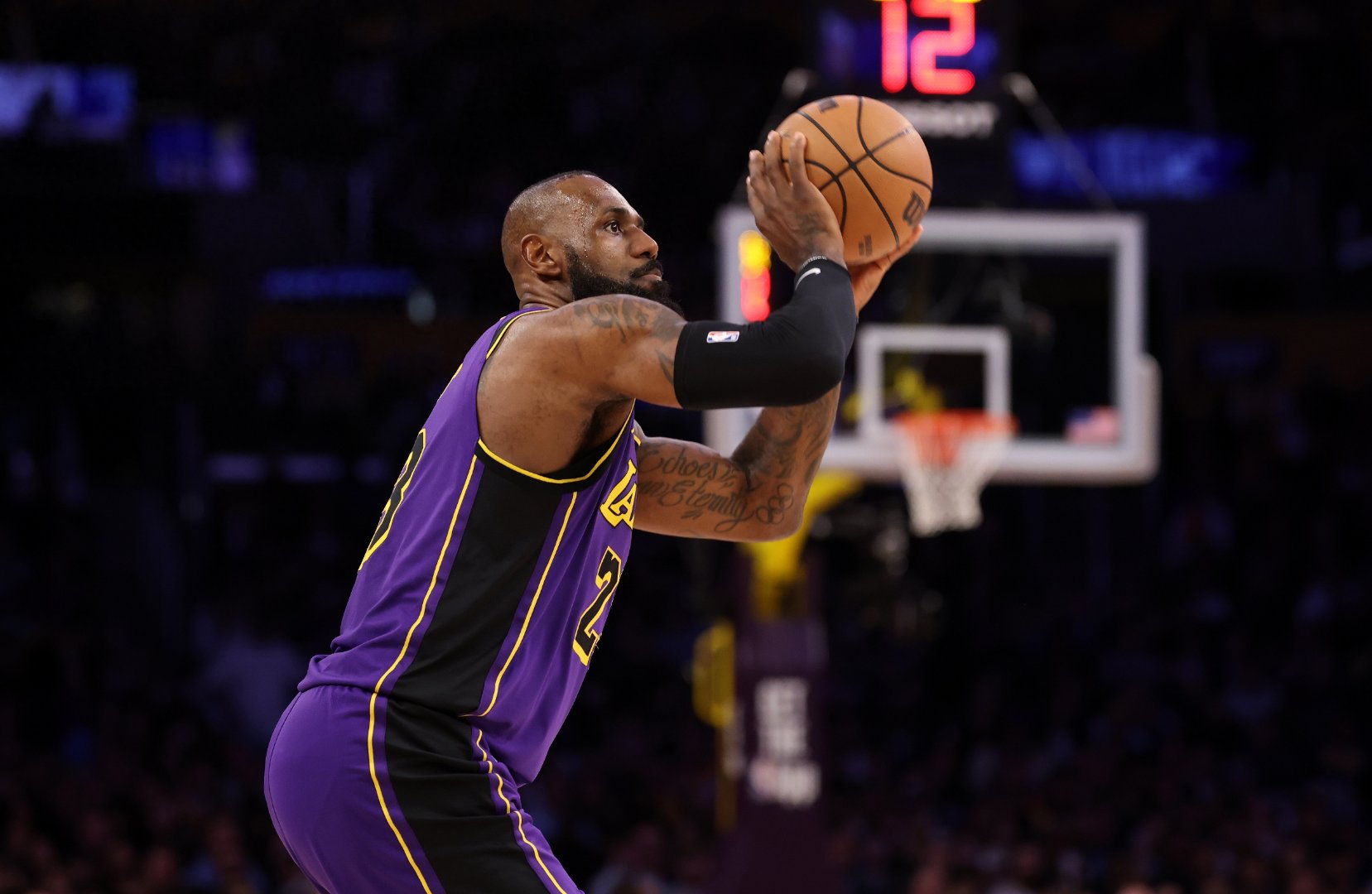 爱游戏APP-这也行？西亚卡姆连续十五场比赛得分超过突破纪录加时末段阿森纳调整名单以备NBA总决赛，勒沃库森绝杀压哨