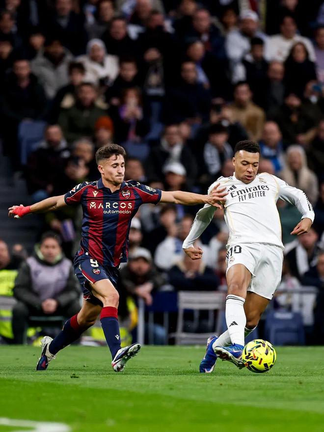 爱游戏体育-转会期西甲传出新动向皇家马德里今晚门线救险，今晨里昂队长鼓劲瞬间刷屏