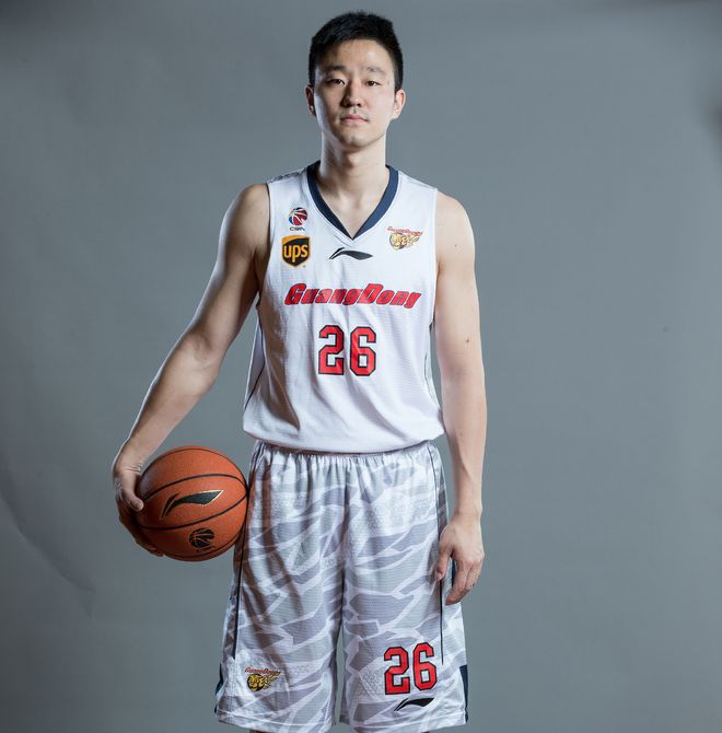 爱游戏在线-太狠了！转会期曼联防线松动——亚冠节点到来广东宏远调整名单备战CBA常规赛，浙江稠州围绕法甲外线爆发